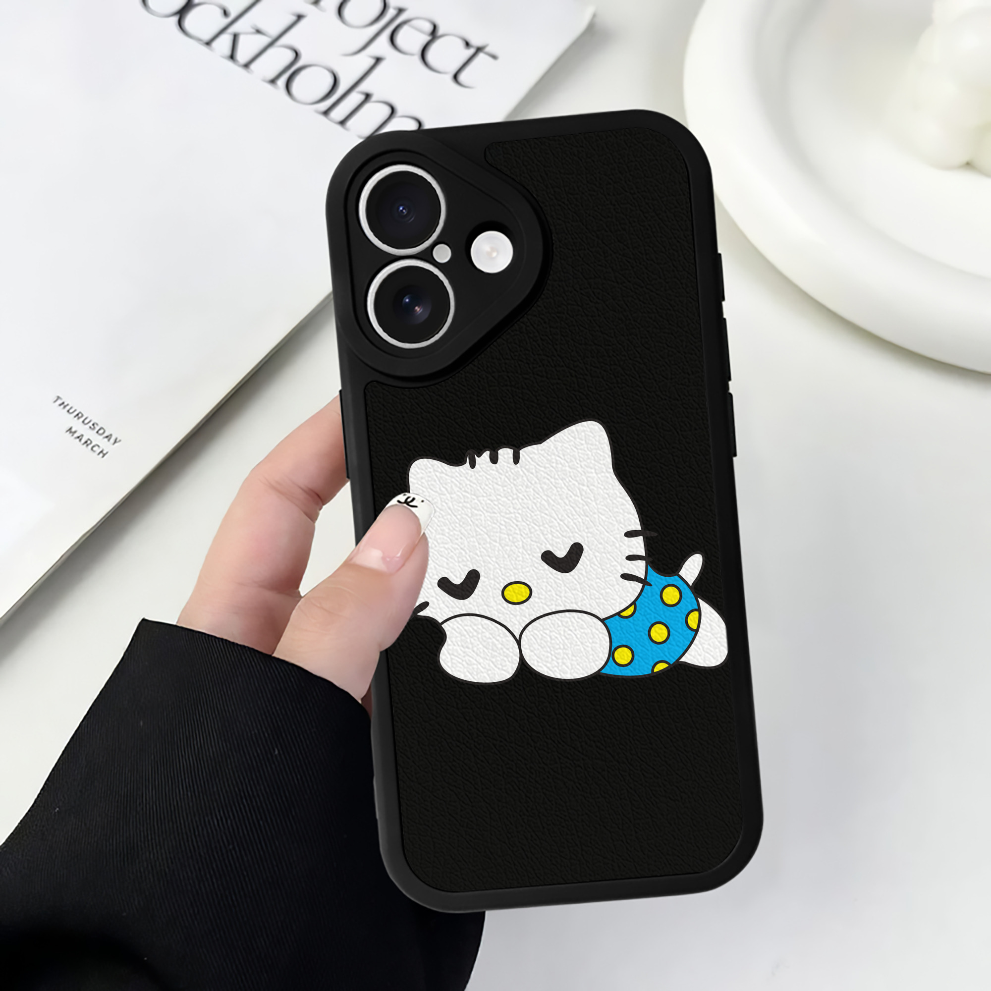 （画像用） Hello Kitty ハローキティ 【iPhone 16シリーズ対応】シリコンスマホケース（レザー調） 材質：シリコン
